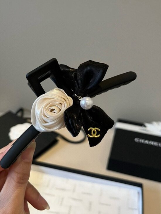NWT Beautiful Chanel​ Hair Clips for Women - New in Box main image 4